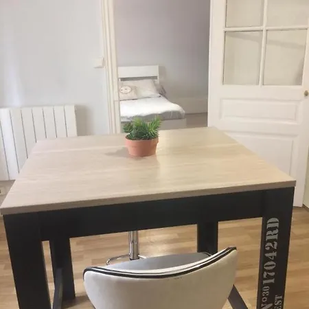 Appartement Accès Direct à La Gare, Quartier Très Calme. *