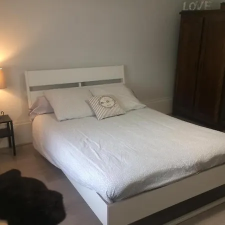 Accès Direct à La Gare, Quartier Très Calme. Appartement *